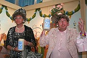 Waltraud und Mariechen mit neuem Oktoberfest Masskrug 2006 (Foto: Marikka-Laila  Maisel)